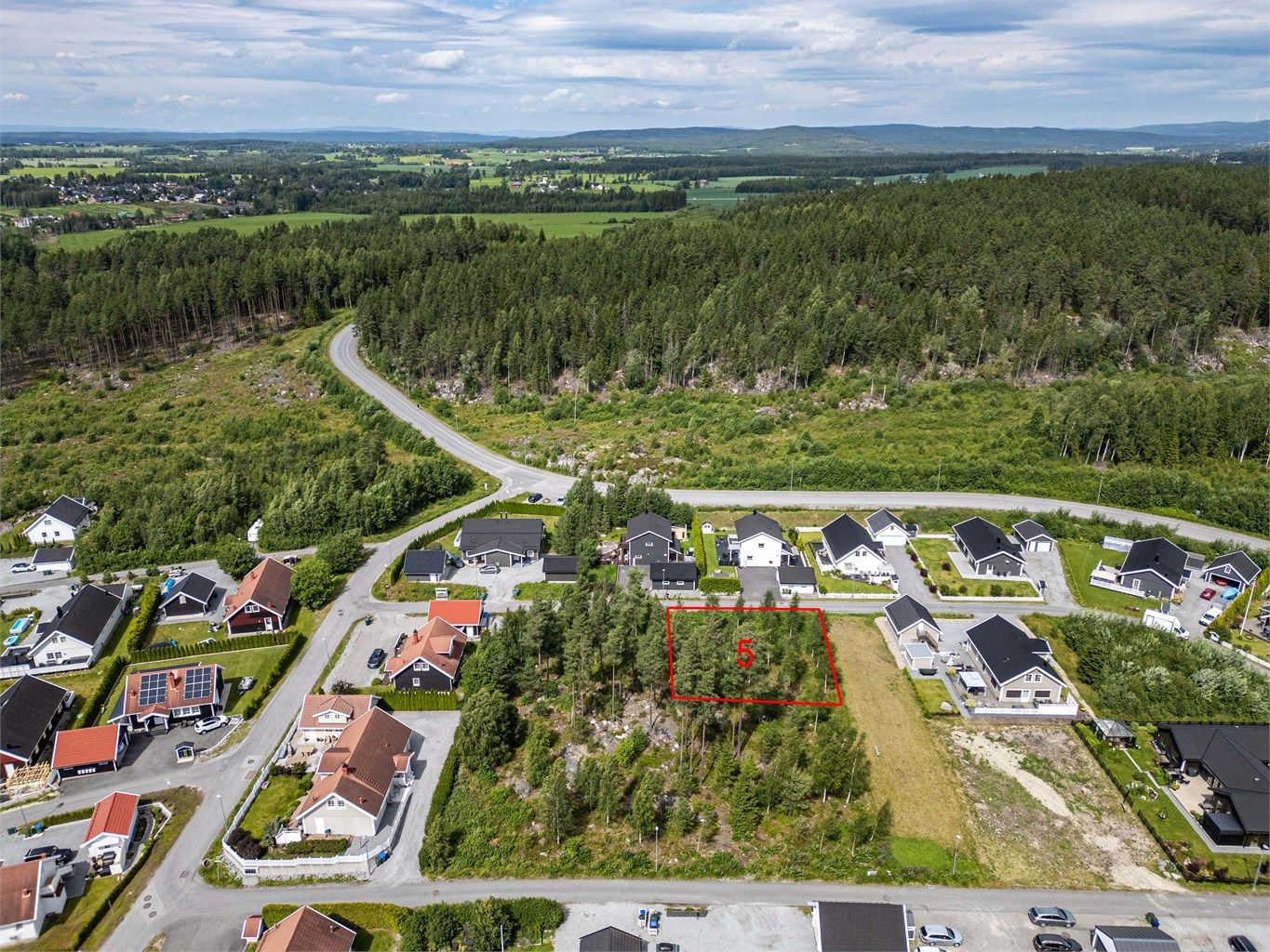 Tomten er på 788kvm. De angitte grensene på bildene er kun veiledende og ikke nøyaktige mål. 