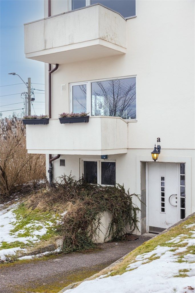 Videre er det godt med lagringsplass i boder med samlet gulvareal på 9 kvm.