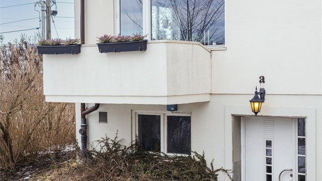 Videre er det godt med lagringsplass i boder med samlet gulvareal på 9 kvm.