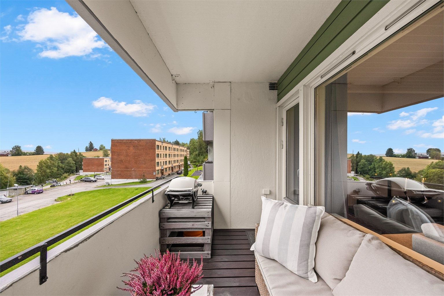Fra balkongen har du åpent utsyn over borettslagets grøntområder.