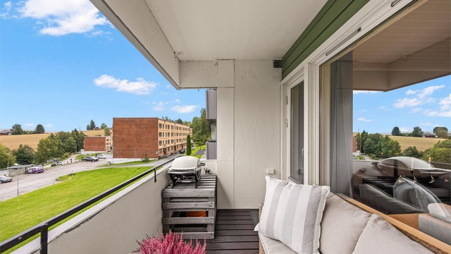 Fra balkongen har du åpent utsyn over borettslagets grøntområder.