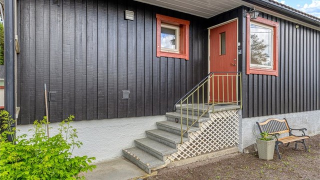 Trapp opp til inngangsdøren, fint med innkravet inngang slik at den ligger litt skjermet for nedbør