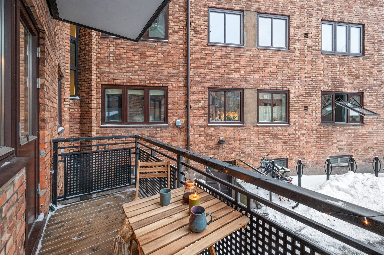 Balkongen er på 4 kvm og er belagt med terrassebord og har rekkverk av metall.