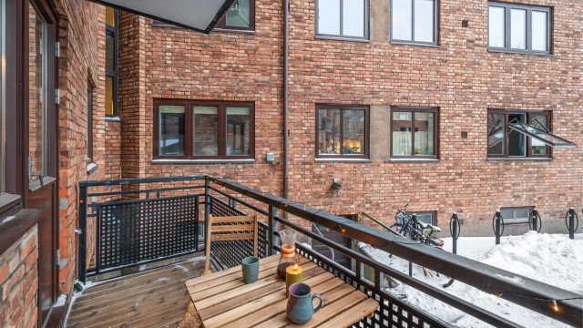 Balkongen er på 4 kvm og er belagt med terrassebord og har rekkverk av metall.