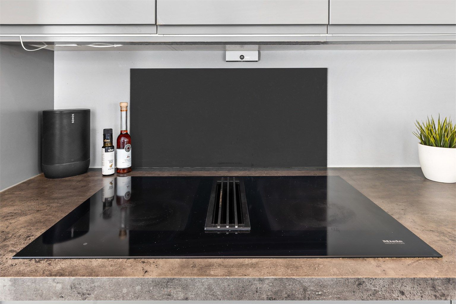 Ventilator innebygd i innredning/platetopp. Komfyrvakt.