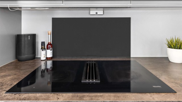 Ventilator innebygd i innredning/platetopp. Komfyrvakt.