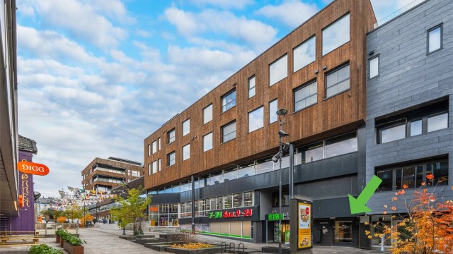 Adkomst til bygget er fra Rådhusgaten. Den er mellom inngangen til KIWI og gatekjøkkenet. Benytt ringeklokke for døråpner. Ta så heisen opp til 5. etasje.