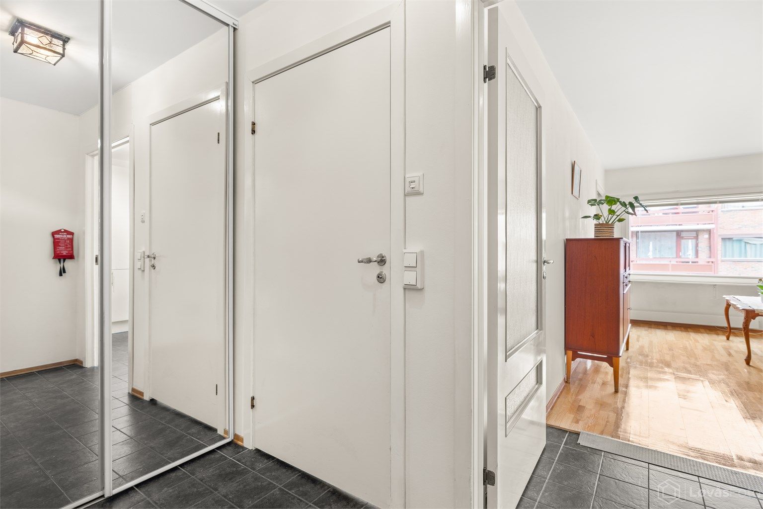 Entré/gang med gulvfliser og skyvedørsgarderobe