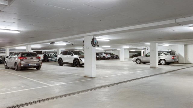 En parkeringsplass i felles garasjekjeller. Parkeringsplassen er tinglyst som en tilleggsdel til seksjonen.