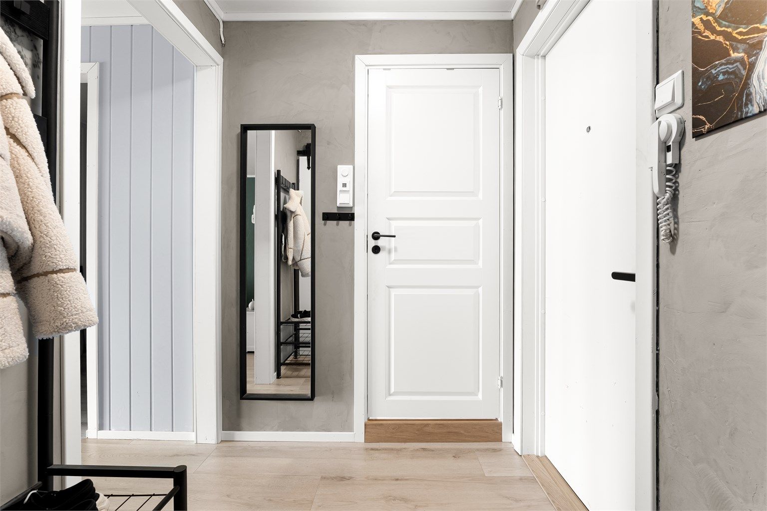 Innbydende entré med plass til oppbevaring av yttertøy og sko.