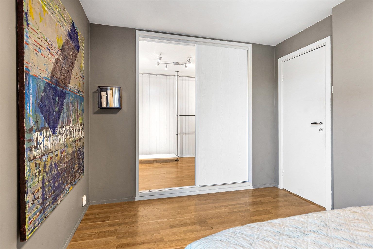 Boligen har 3 soverom. Hovedsoverommet er av god størrelse og har plass til dobbeltseng med nattbord.  Her er det også et romslig walk-in-closet med god plass til garderoben.