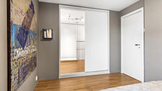 Boligen har 3 soverom. Hovedsoverommet er av god størrelse og har plass til dobbeltseng med nattbord. Her er det også et romslig walk-in-closet med god plass til garderoben.