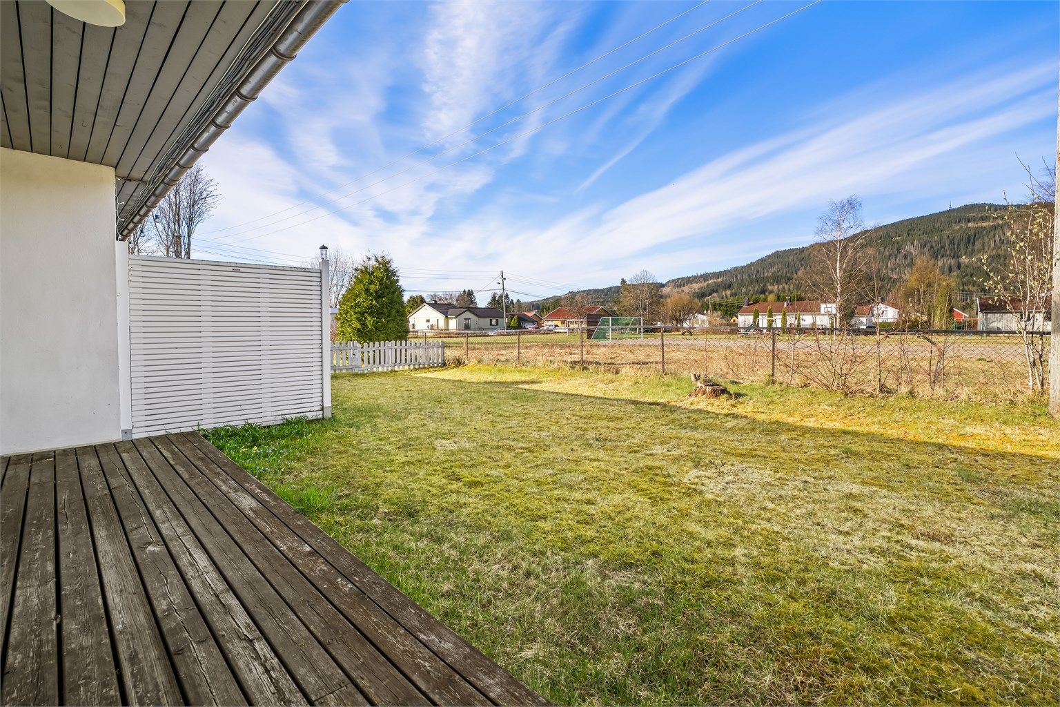 Fra stuen kommer du rett ut på en delvis overbygget terrasse med gode solforhold og plass til en sittegruppe.