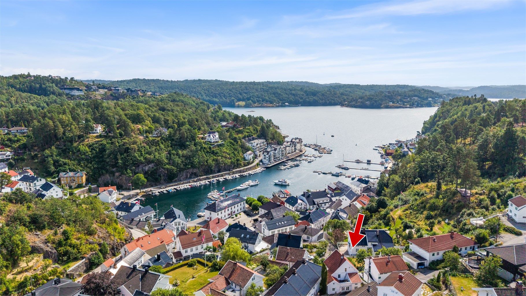 Den idylliske havnen i Tvedestrand ligger kun en kort spasertur unna.