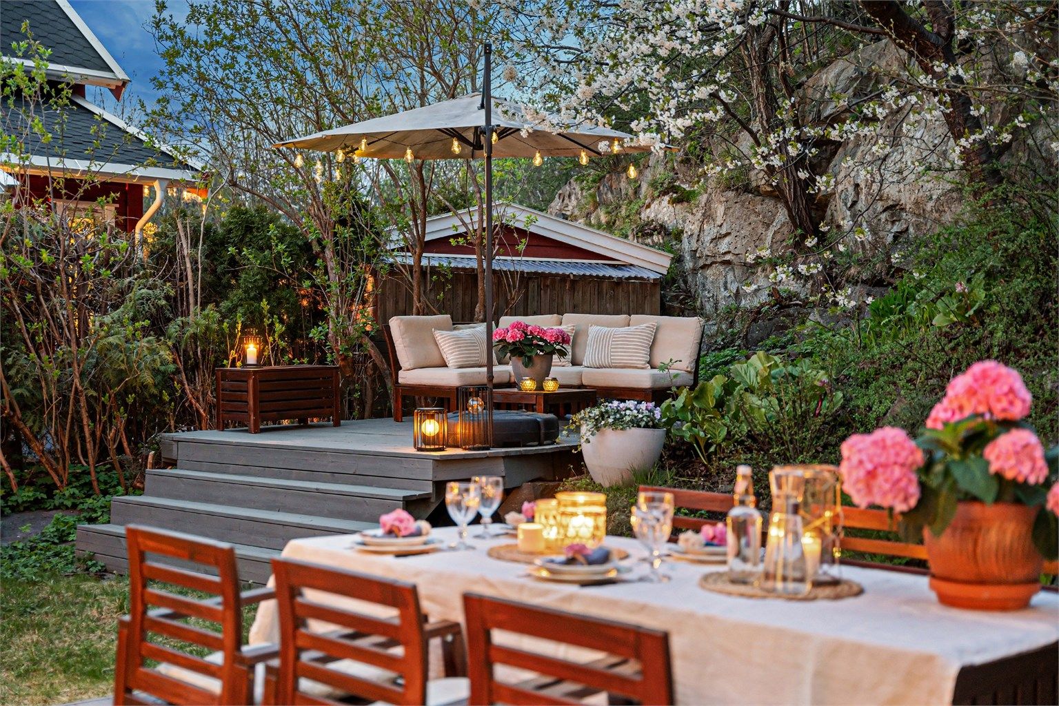 Dalsveien 5A er en hyggelig halvpart tomannsbolig med store, skjermede uteplasser og gode solforhold