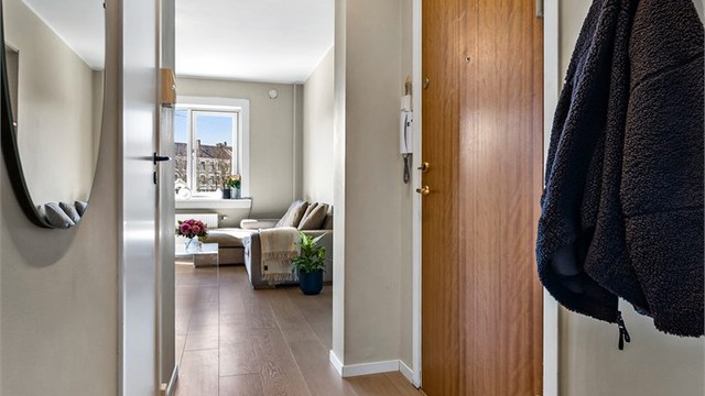 Velkommen inn! Entréen gir et godt førsteinntrykk, og har en god takhøyde på 2,72 meter. Her er det plass til sko og yttertøy.