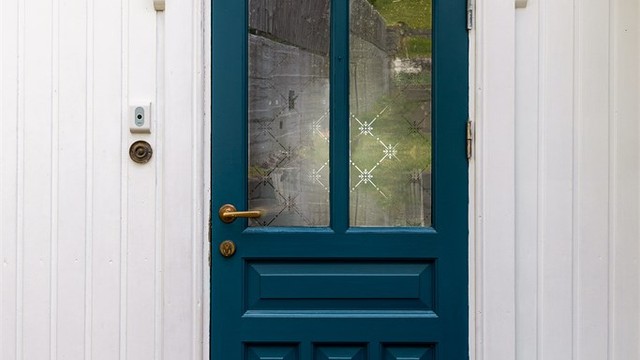 Boligen er restaurert slik at den fremstår tidstypisk, legg spesielt merke til stall lampen over døra som en fin detalj.