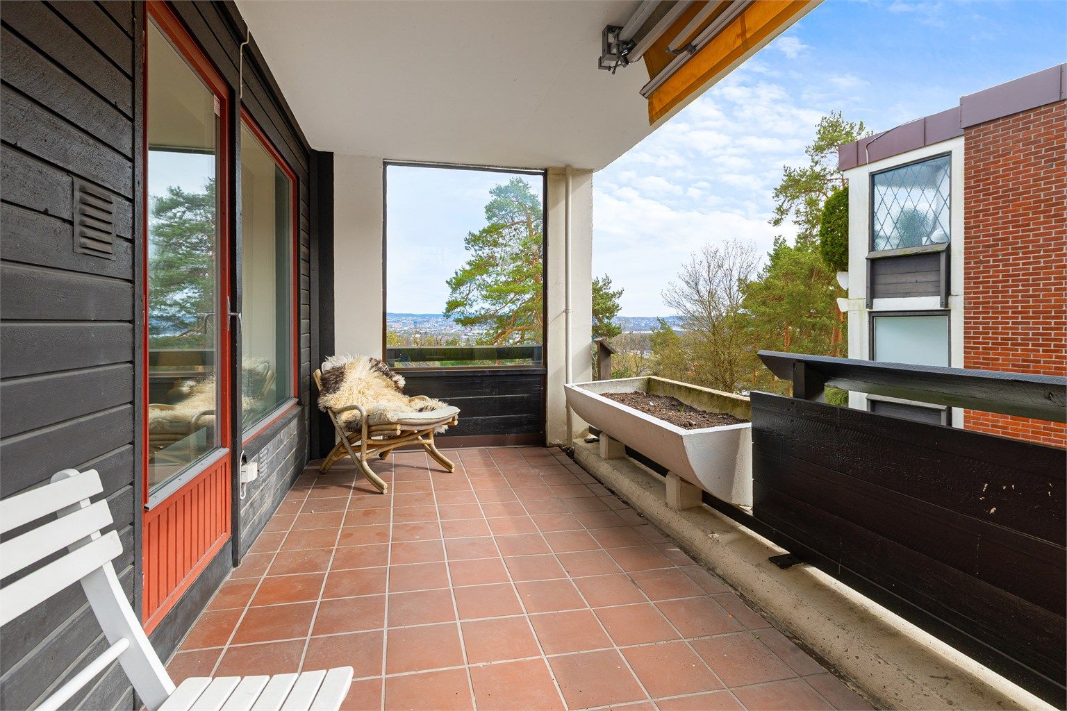 Fra stuen er det utgang til en 11 m² stor, sydvestvendt balkong. Med heisadkomst direkte fra garasjeanlegget er hverdagslogistikken svært enkel. Foto: Trond Walsø / Walso Work