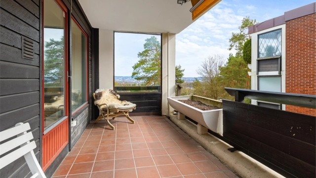 Fra stuen er det utgang til en 11 m² stor, sydvestvendt balkong. Med heisadkomst direkte fra garasjeanlegget er hverdagslogistikken svært enkel. Foto: Trond Walsø / Walso Work