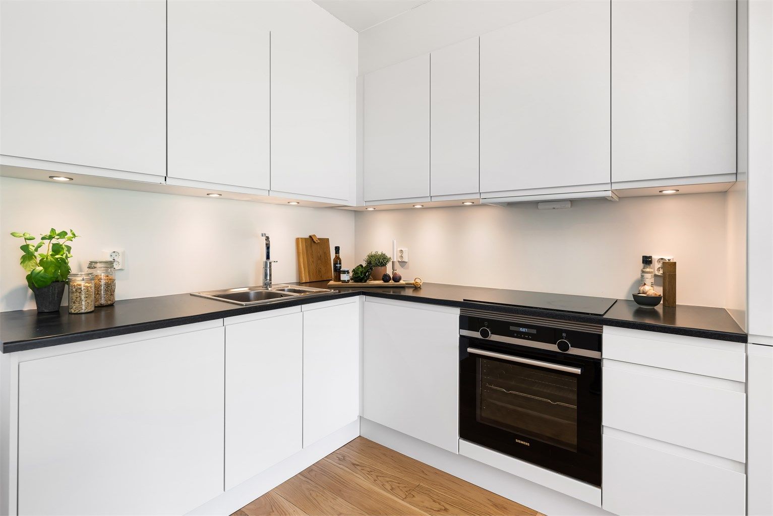 Integrert stekeovn, platetopp med komfyrvakt, oppvaskmaskin og kjøleskap med fryser. Ventilator i overskap.