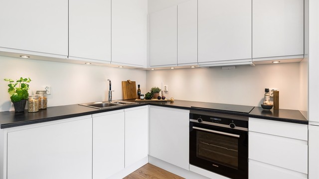 Integrert stekeovn, platetopp med komfyrvakt, oppvaskmaskin og kjøleskap med fryser. Ventilator i overskap.