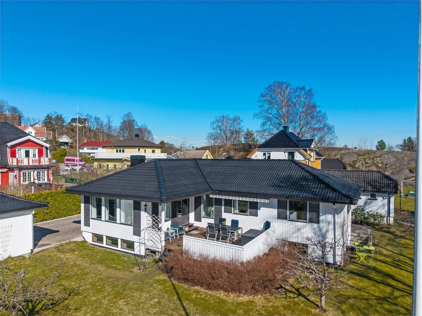 En innholdsrik og velholdt familiebolig med en stor, solrik hage og en frittliggende dobbeltgarasje.