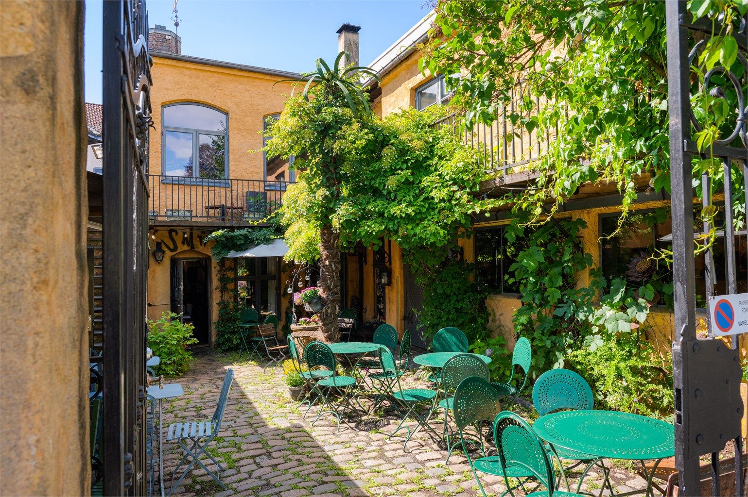 I nabolaget finner du en hyggelig blanding av kafeer, butikker og grøntområder.