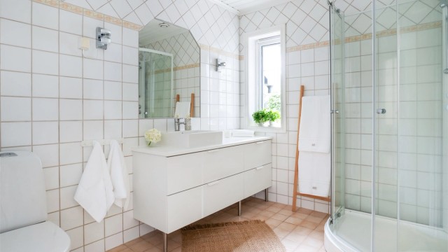 Badet er utstyrt med dusjkabinett (2025), servant med skap og toalett (2024).