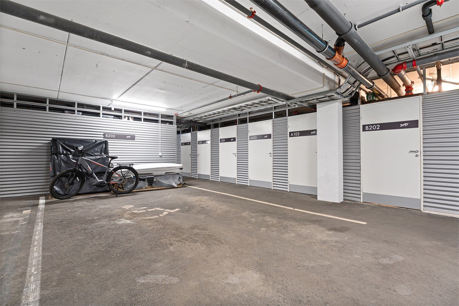 Det er i tillegg en bod like ved p-plassen som er meget praktisk. Følger du passasjen langs bodene kommer du til ... 