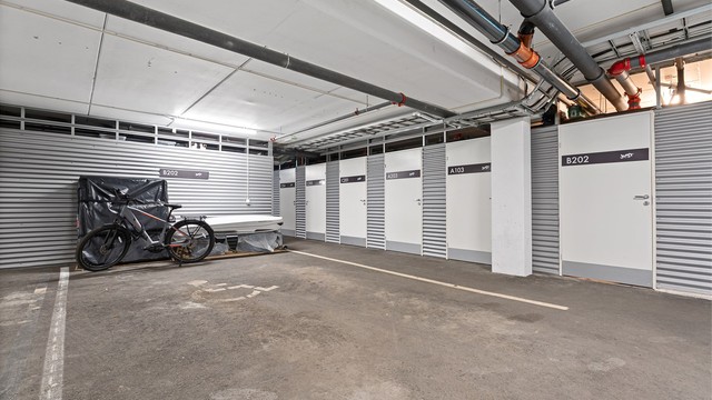 Det er i tillegg en bod like ved p-plassen som er meget praktisk. Følger du passasjen langs bodene kommer du til ...