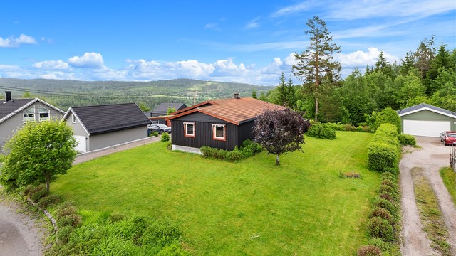 Store del av tomten rundt huset er flat og pent opparbeidet, super plass for lek og moro for både liten og stor