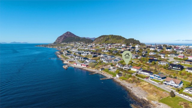 Dronebilde tatt fra øst mot vest. Eiendommen har kort vei til turstier, badeplasser og Sukkertoppen
Foto: Stian Wiik
