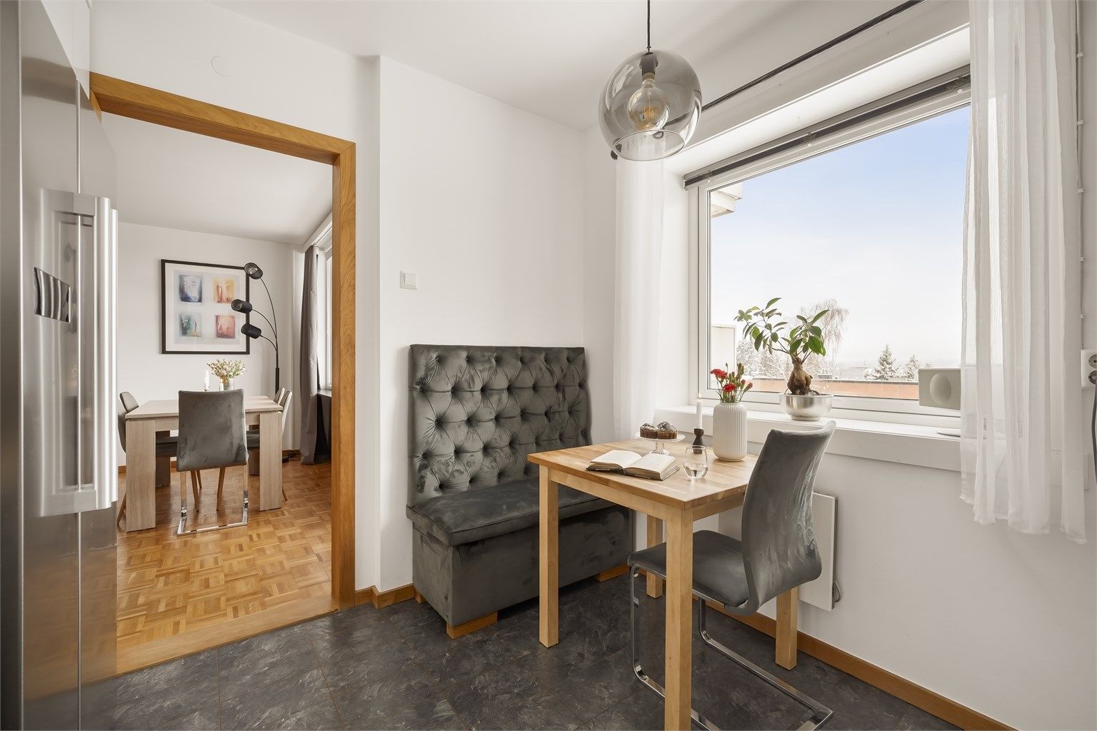 God plass til et frokost/kaffebord. Møblene på bildet er spesialtilplasset og følger boligen ved salg.