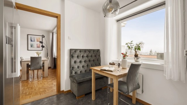God plass til et frokost/kaffebord. Møblene på bildet er spesialtilplasset og følger boligen ved salg.