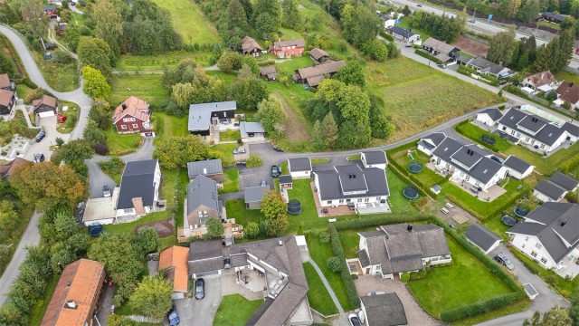 Eiendommen ligger i et meget ettertraktet og sentralt boligområde like utenfor Asker sentrum.