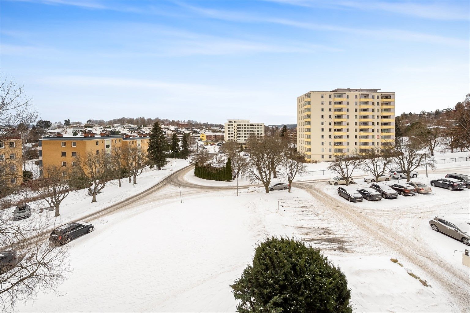 Leiligheten ligger i et rolig og etablert boligområde. Fine solforhold med ettermiddags- og kveldssol.