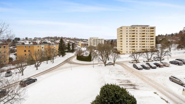 Leiligheten ligger i et rolig og etablert boligområde. Fine solforhold med ettermiddags- og kveldssol.
