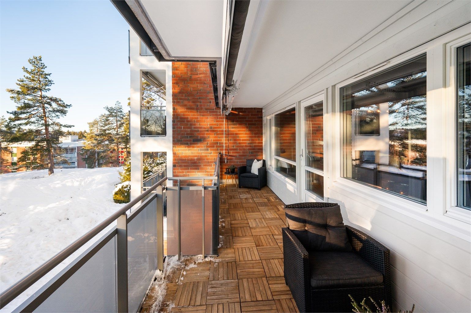 Fra stuen er det utgang til en sydvestvendt balkong på 12 m². Balkongen er en flott forlengelse av stuen og har utsyn mot rolige, grønne omgivelser.