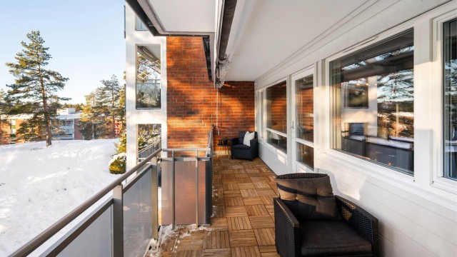 Fra stuen er det utgang til en sydvestvendt balkong på 12 m². Balkongen er en flott forlengelse av stuen og har utsyn mot rolige, grønne omgivelser.