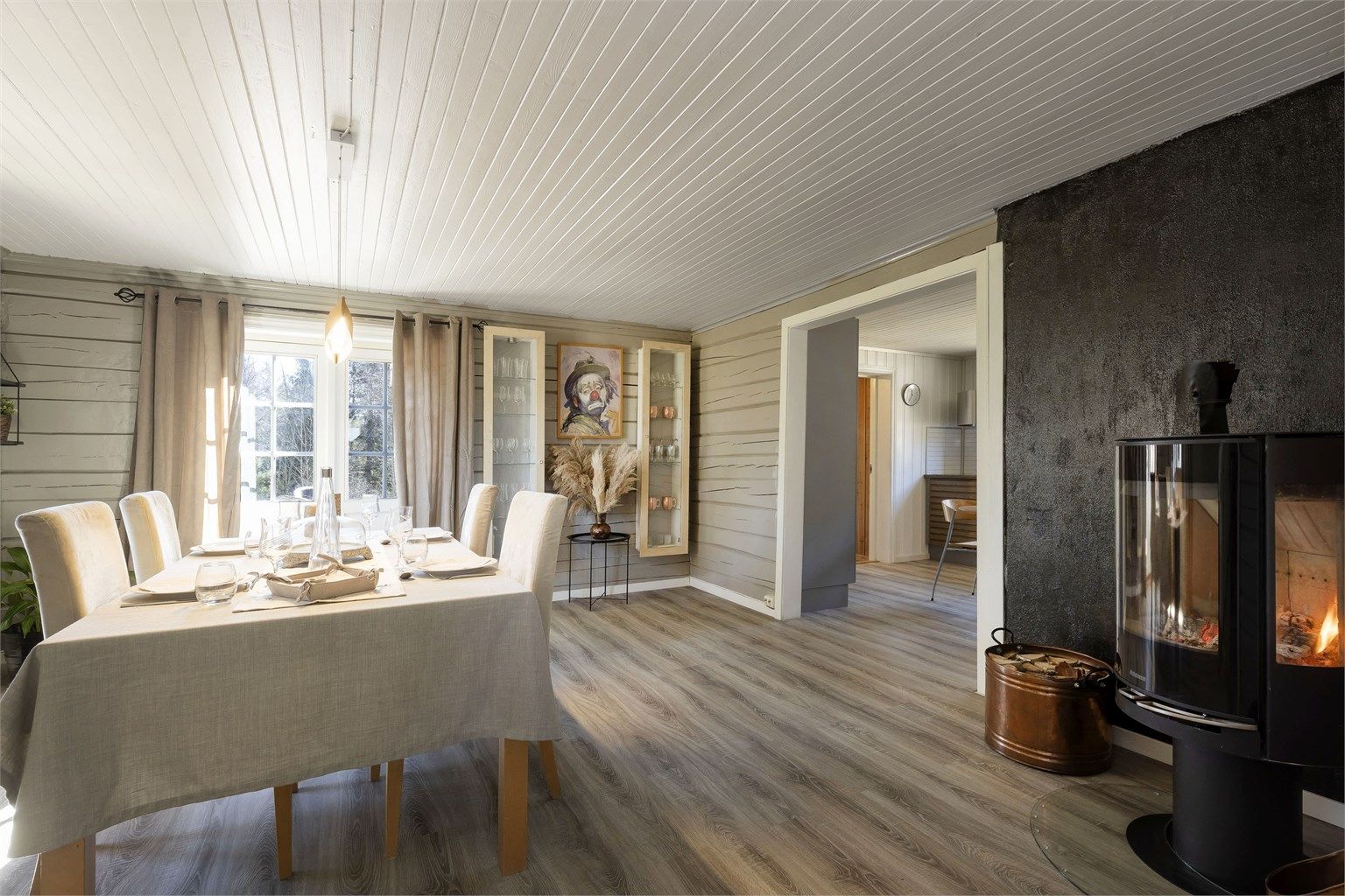 Stor spisestue med god plass for sammenkomster, også med tilhørende peis i dette rommet.