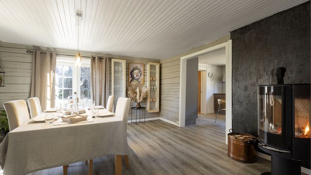 Stor spisestue med god plass for sammenkomster, også med tilhørende peis i dette rommet.