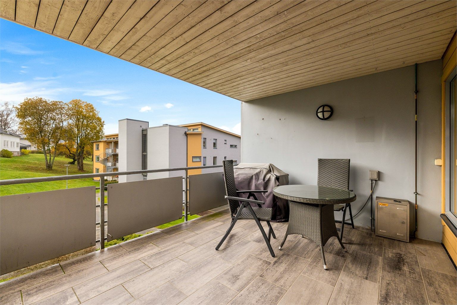 Uteplassen er vendt mot sydvest, og har gode solforhold om dagen og ettermiddagen. Grillen er koblet på gassen, og vil medfølge.