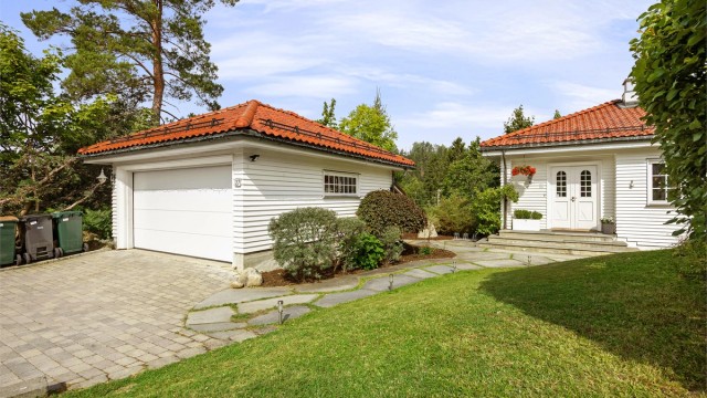 Parkering for en bil i garasje