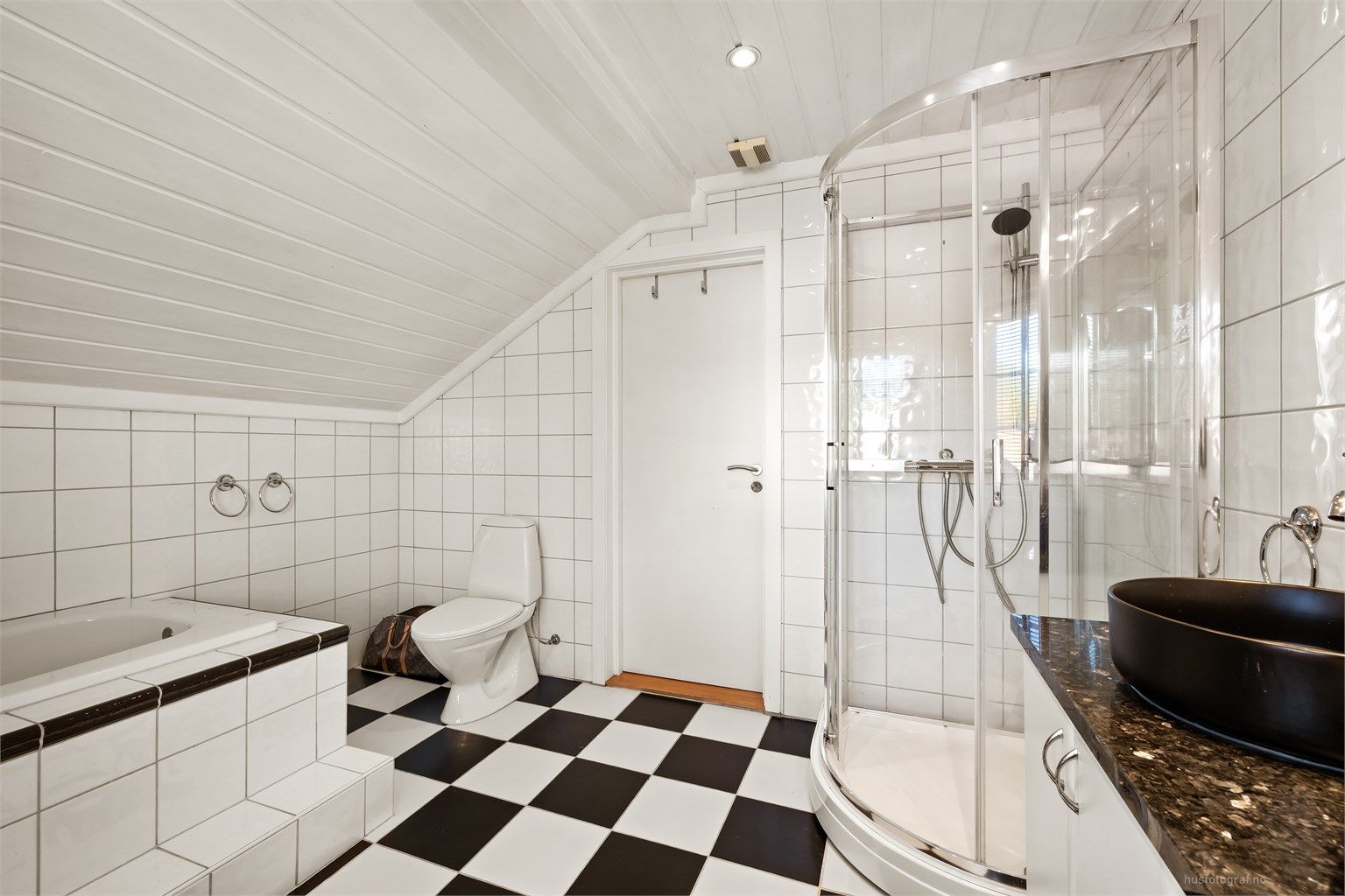 Badet har nyere dusjkabinett og to nyere toppmonterte servanter.