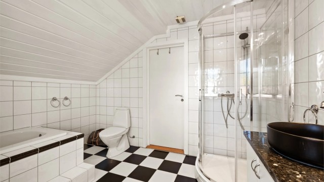 Badet har nyere dusjkabinett og to nyere toppmonterte servanter.