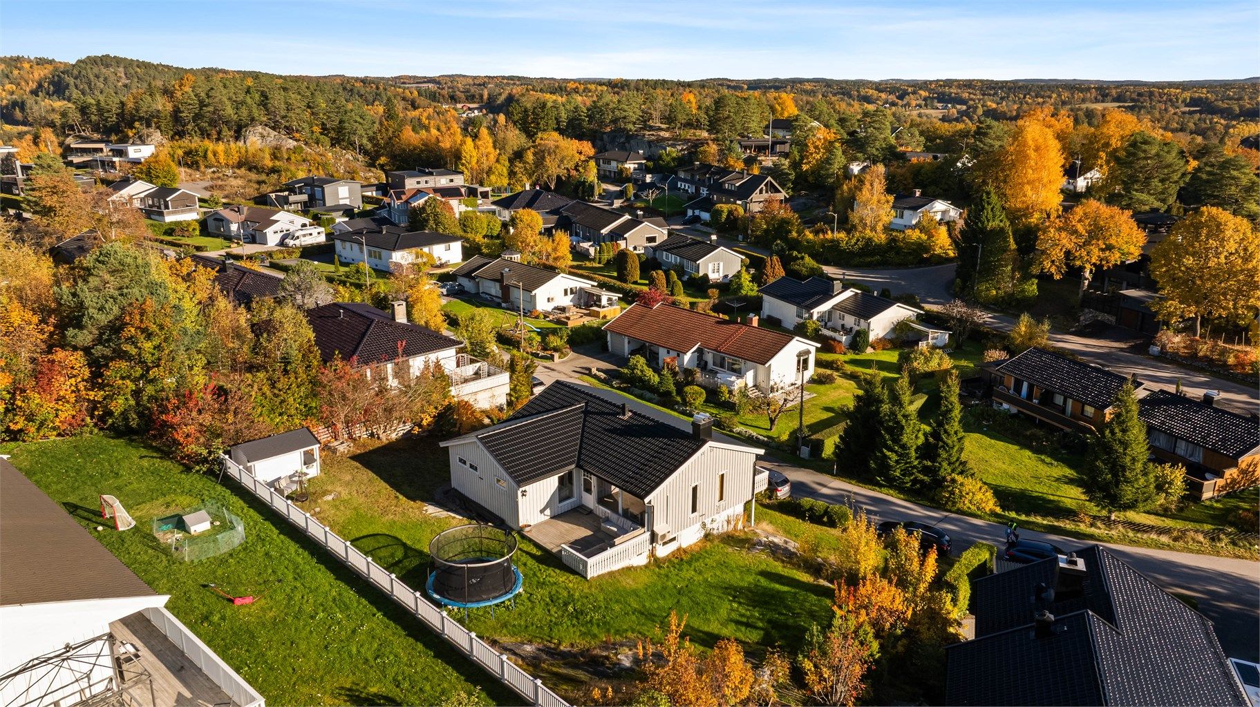 Nærområdet preges av villabebyggelse og kort vei til turområdene i Hjertås.
