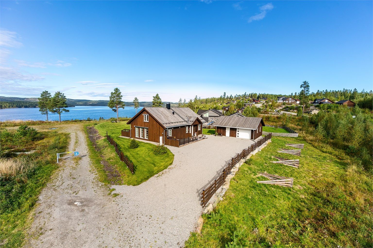Hytta ligger idyllisk til mellom den stille skogen og blanksvarte Setten