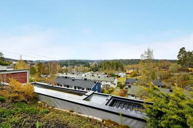 Velkommen til Vestre Greverud terrasse 24D! Topp- og endeleilighet med flott utsikt og lite/ingen innsyn
