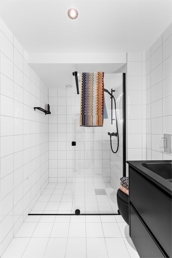 Baderomsinnredning i lekre sorte detaljer er ny fra 2022. Badet er innredet med servant med skuffer, speil m/belysning, veggehengt toalett og dusjhjørne med nytt dusjarmatur.