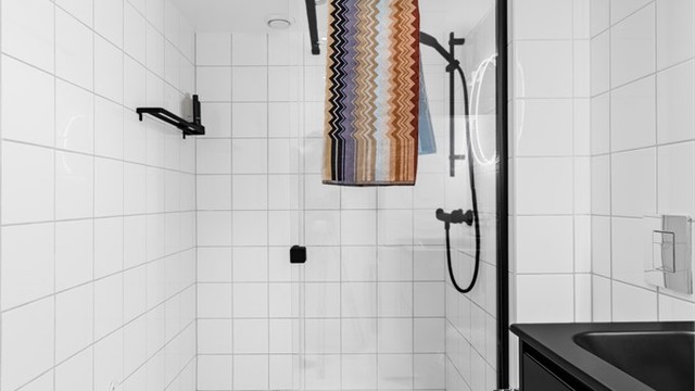 Baderomsinnredning i lekre sorte detaljer er ny fra 2022. Badet er innredet med servant med skuffer, speil m/belysning, veggehengt toalett og dusjhjørne med nytt dusjarmatur.